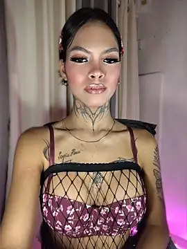 DoriDelux20: διαδικτυακό σόου στην κάμερα