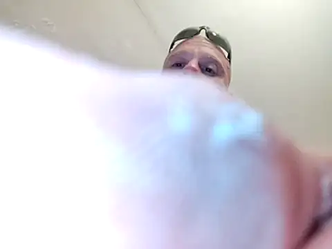 lilpervt: διαδικτυακό σόου στην κάμερα