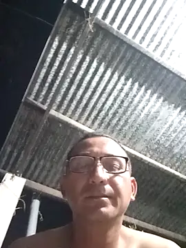 Andresguz35: διαδικτυακό σόου στην κάμερα