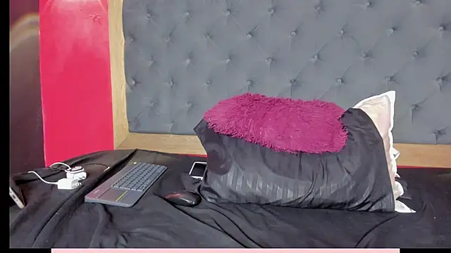 YayaHilton live XXX chat