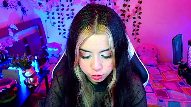 Kittyuwu_ Adlı Modelin Canlı XXX Sohbeti