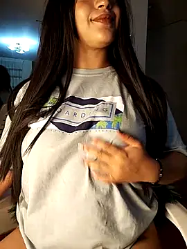 FallsForHerSmile Chat XXX in diretta