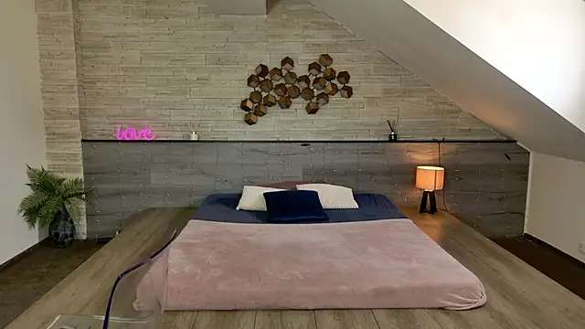 Chat +18 de hornyb33_ ao vivo