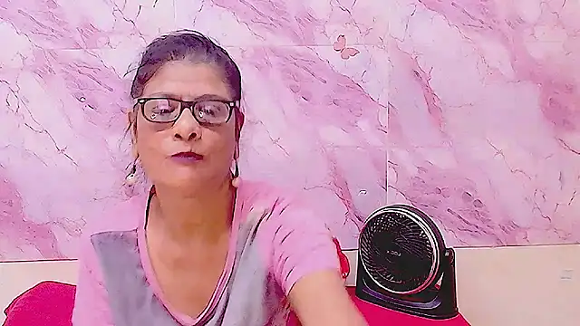 XXX chat uživo modela IndianAllure