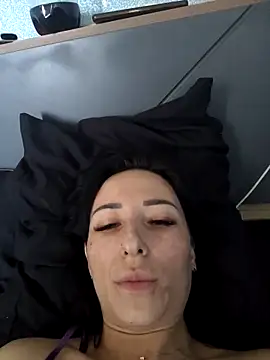 BURNING-BRUNETKA Adlı Modelin Canlı XXX Sohbeti