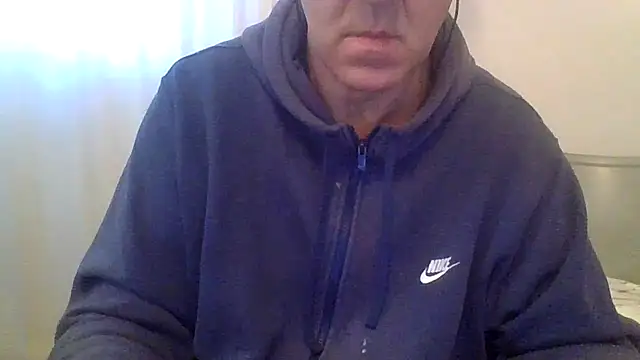 ANONIMO7735: διαδικτυακό σόου στην κάμερα