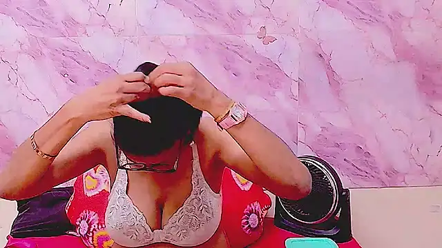 IndianAllure Adlı Modelin Canlı XXX Sohbeti