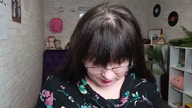 Tori_Twirl Show in webcam