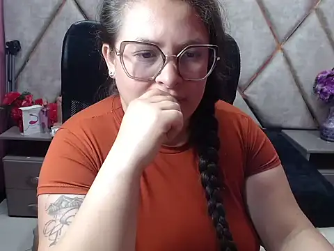 Sarah_Boobs_ Adlı Modelin Canlı XXX Sohbeti