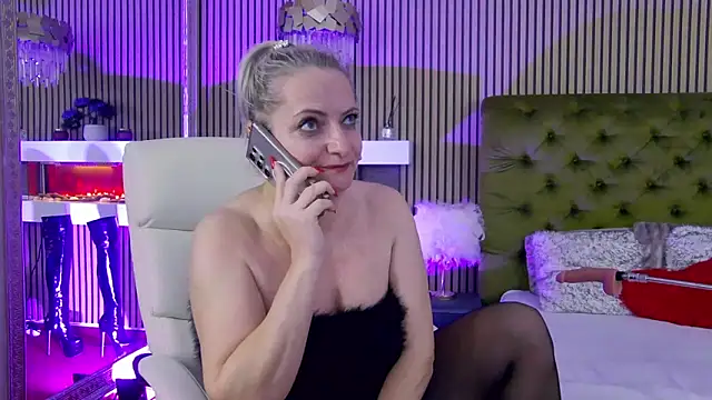 LadyTouch live XXX chat