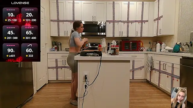 Blondiewithanass: онлайн-секс-чат