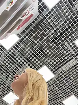 Pokazy przed kamerką – AmmyHot