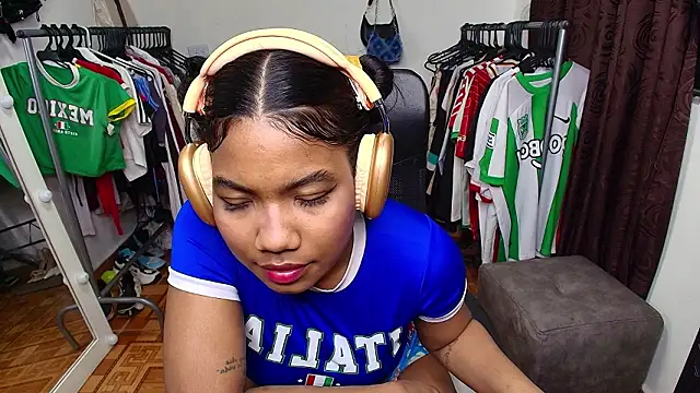 sharlottxl's Live XXX Chat