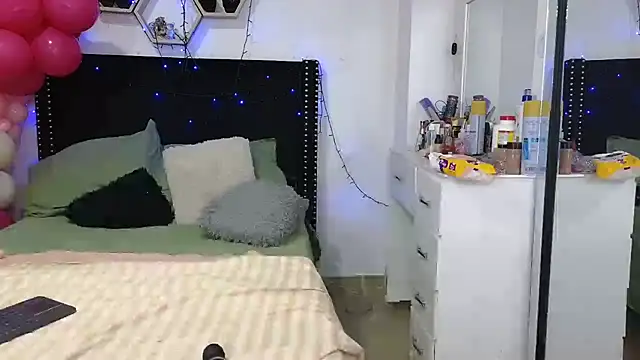 Chat +18 de charlotte_077 ao vivo