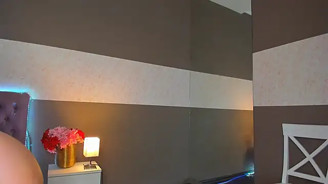 NikkiBustt 现场XXX聊天