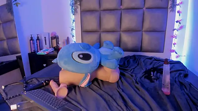 abbiecollins_js Show in webcam