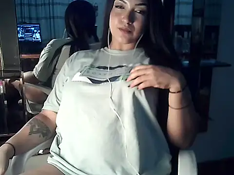 FallsForHerSmile's Live XXX Chat