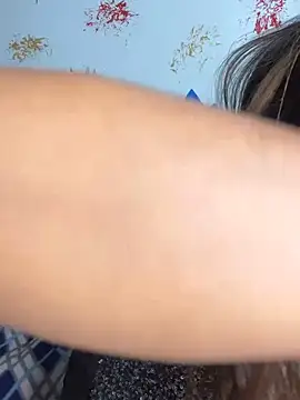 CUTI-NAINA Adlı Modelin Canlı XXX Sohbeti