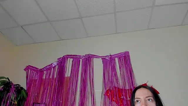 Chatroom XXX en direct de AdrianaCult