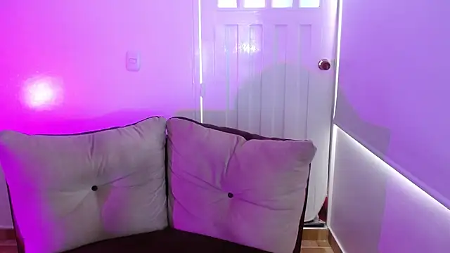 milfrousse's Live XXX Chat