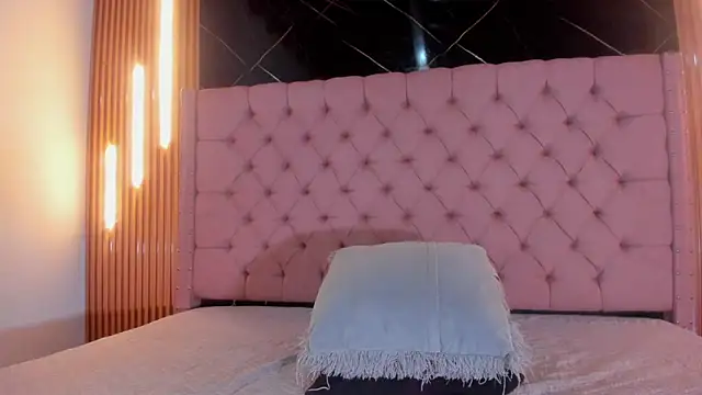 AinaPink Adlı Modelin Canlı XXX Sohbeti