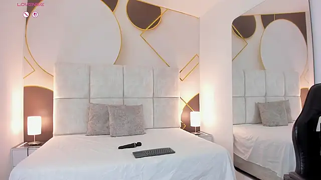 Megan-8 Show in webcam