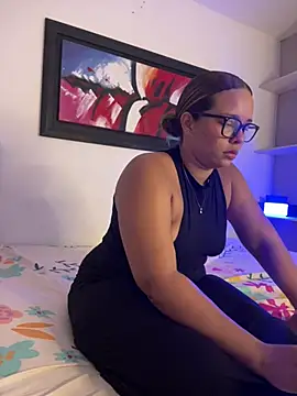 Chat XXX en directo de Kira_Spiicy