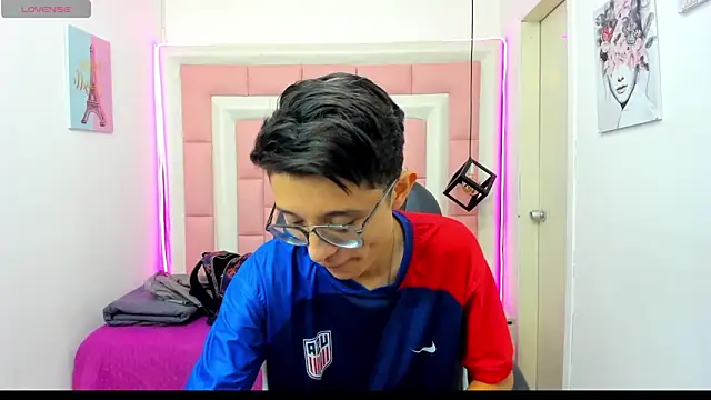 แชท XXX สดของ SantiagoRusso18