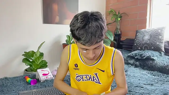 Chat +18 de Andy_Belier23 ao vivo