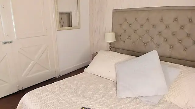 Sienna_brunette élő XXX-chatje