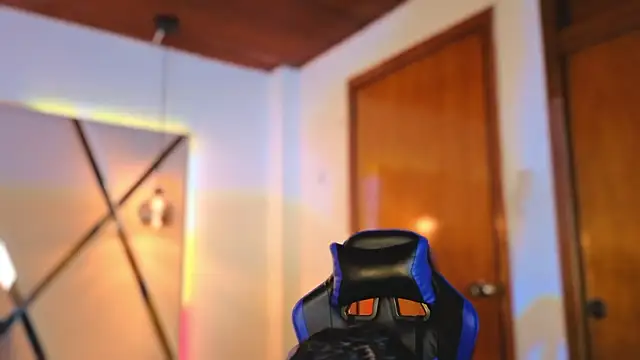 MeelFox live XXX chat