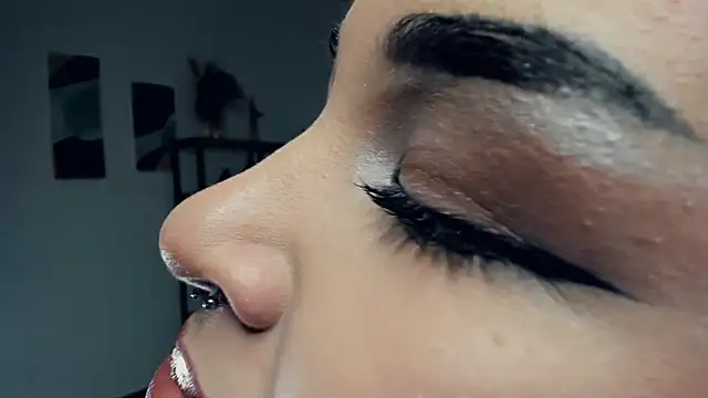 AvantgardAloneのライブXXXチャット