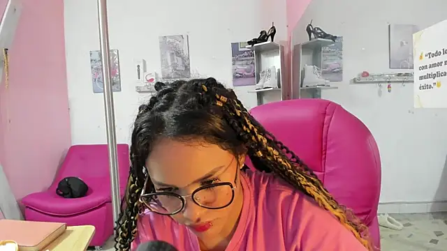 CAMILA--REY 即時 XXX 聊天