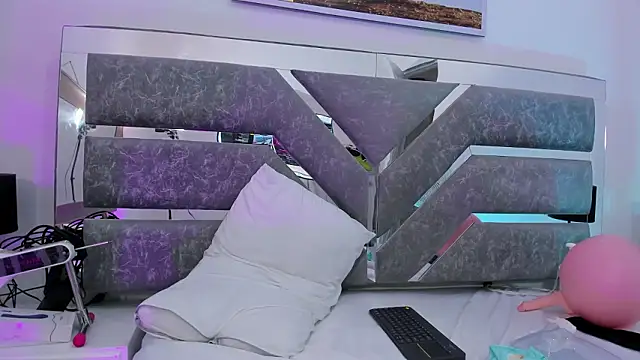 Katey_Curvy01_ Adlı Modelin Canlı XXX Sohbeti