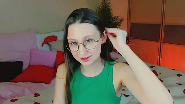 YourLovellyStory's Live XXX Chat