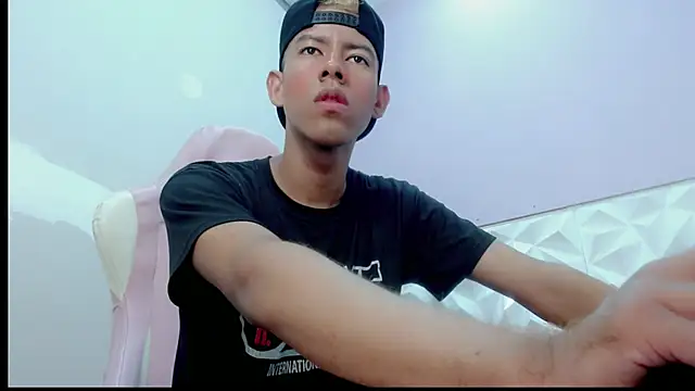 Show modela Taylerr_19 na web-kameri