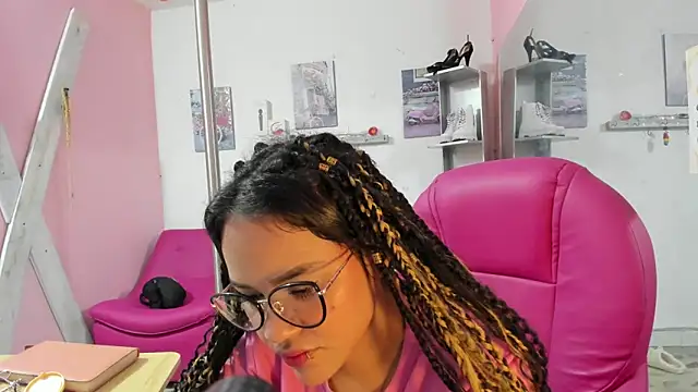 Chatroom XXX en direct de CAMILA--REY