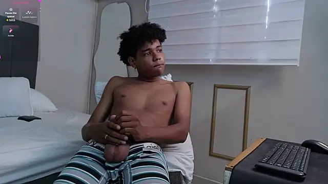 Twink_Alex19: διαδικτυακό σόου στην κάμερα