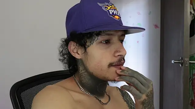 trieoneのライブXXXチャット