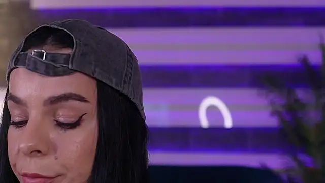 Chat XXX en directo de SkyMusee_