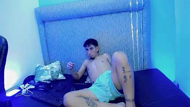 Owen_courtz: διαδικτυακό σόου στην κάμερα