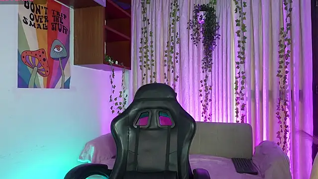 HannaRhodes live XXX chat