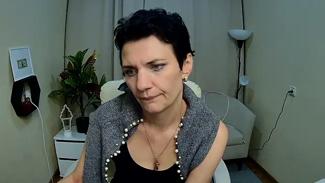 AvaSaturnian 即時 XXX 聊天