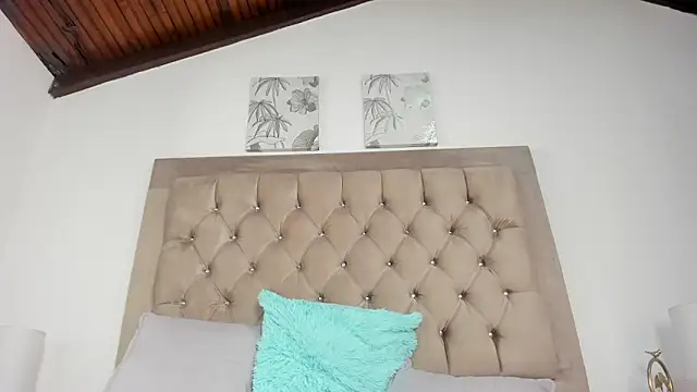 Emily_Castano: διαδικτυακό σόου στην κάμερα