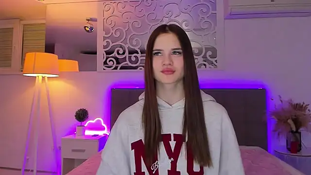 LuisaClover Adlı Modelin Canlı XXX Sohbeti