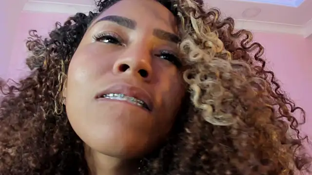 LunaBelluci élő XXX-chatje