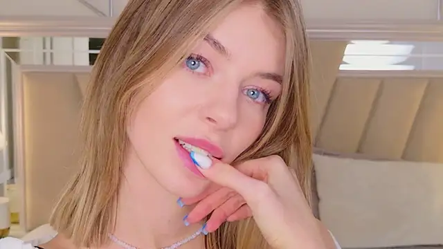 MeganMour Adlı Modelin Canlı XXX Sohbeti