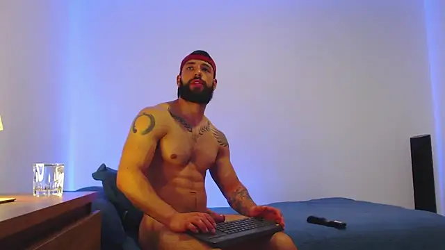 max_xl_: διαδικτυακό σόου στην κάμερα