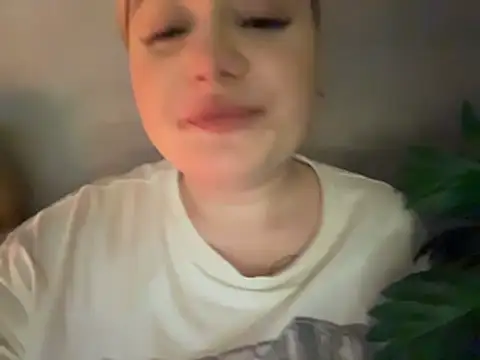 MoonIvy_ Pertunjukan Webcam