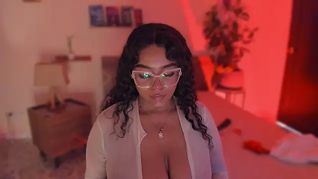 Chat +18 de YariRose ao vivo